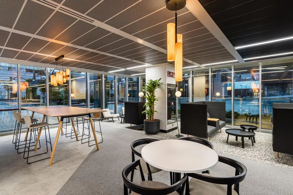 【分享】商務(wù)與時(shí)尚結(jié)合的辦公場所設(shè)計(jì)