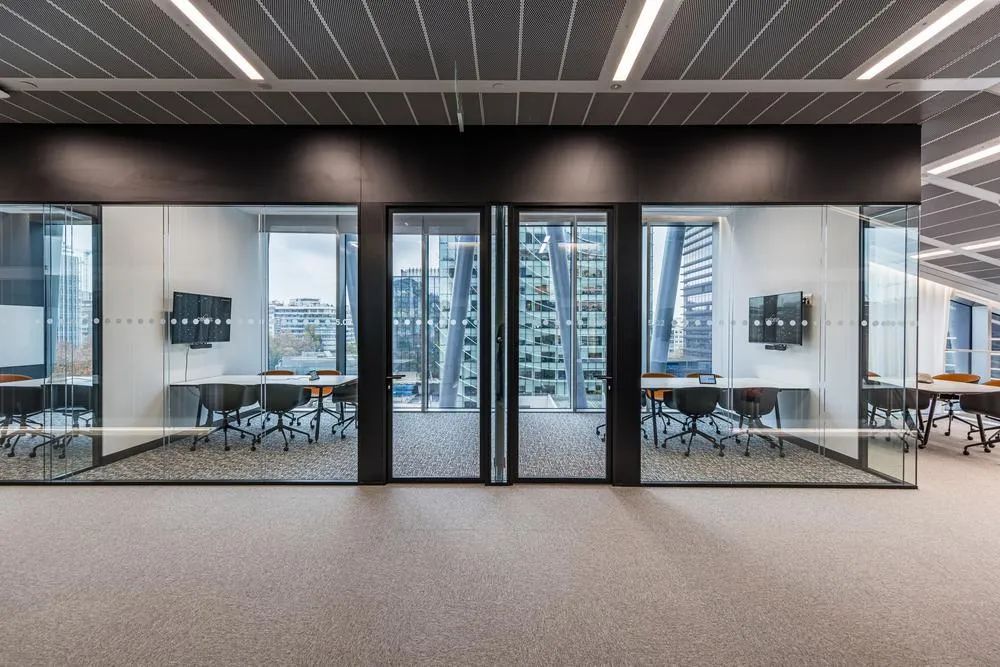 【分享】商務(wù)與時(shí)尚結(jié)合的辦公場所設(shè)計(jì)